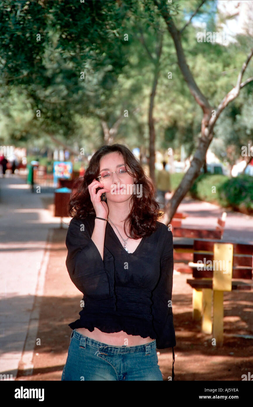 Frau auf dem Handy einen Spaziergang im Ben-Gurion-Boulevards, Tel Aviv, Israel Stockfoto