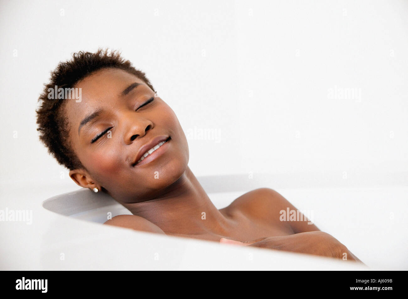 Frau zum Entspannen in Bad Stockfoto