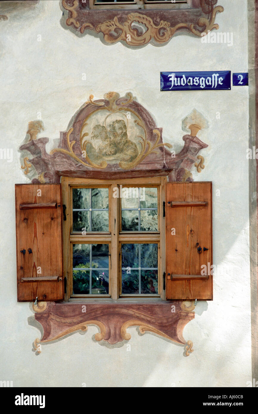 Europa-Deutschland-Bayern-Oberammergau Fenster Fassade gemalt  Stockfotografie - Alamy