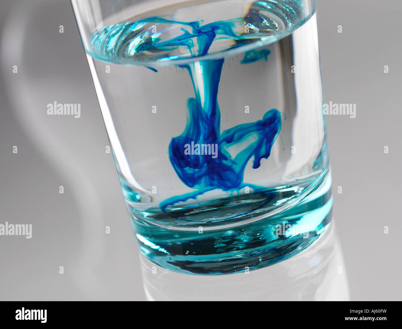 Glas Wasser mit einem blauen Stoff Stockfoto