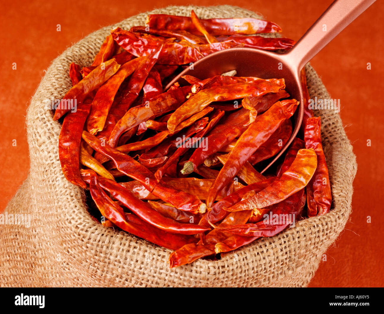 PLÜNDERUNG GETROCKNETE ROTE CHILISCHOTEN Stockfoto