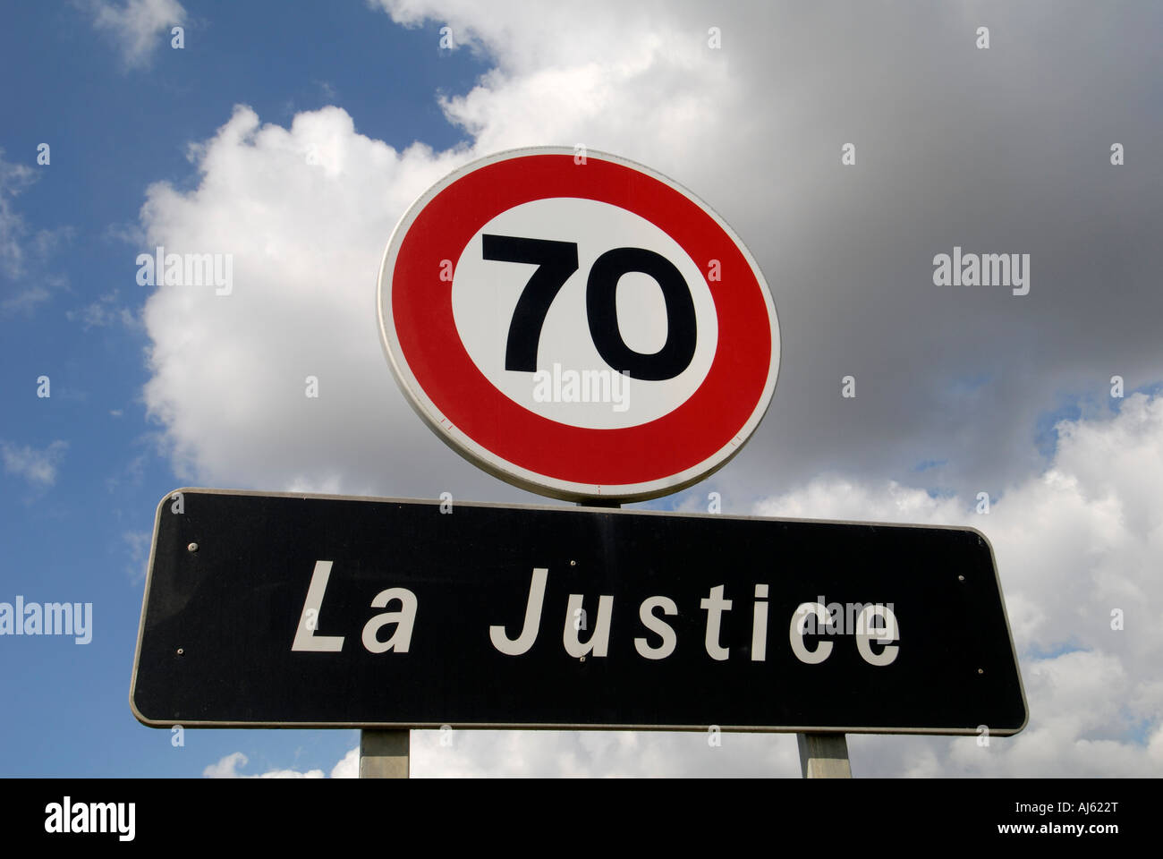 Tempolimit Schild im Dorf von "La Justice", Vienne, Frankreich. Stockfoto