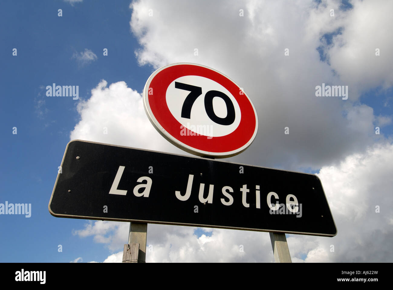 Tempolimit Schild im Dorf von "La Justice", Vienne, Frankreich. Stockfoto