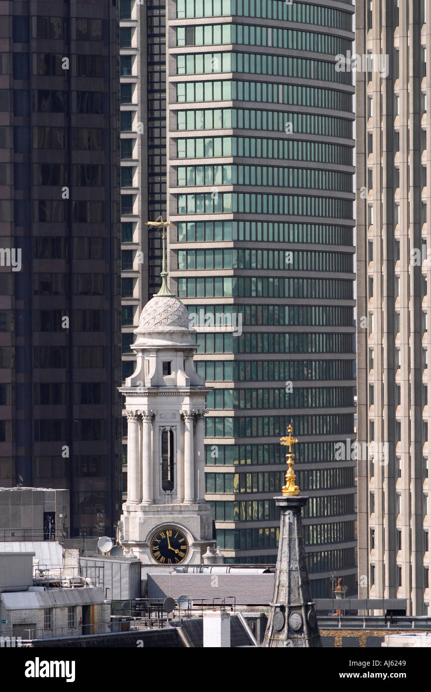 Moderne Büros steigt um historische Kirchen in der City of London Stockfoto