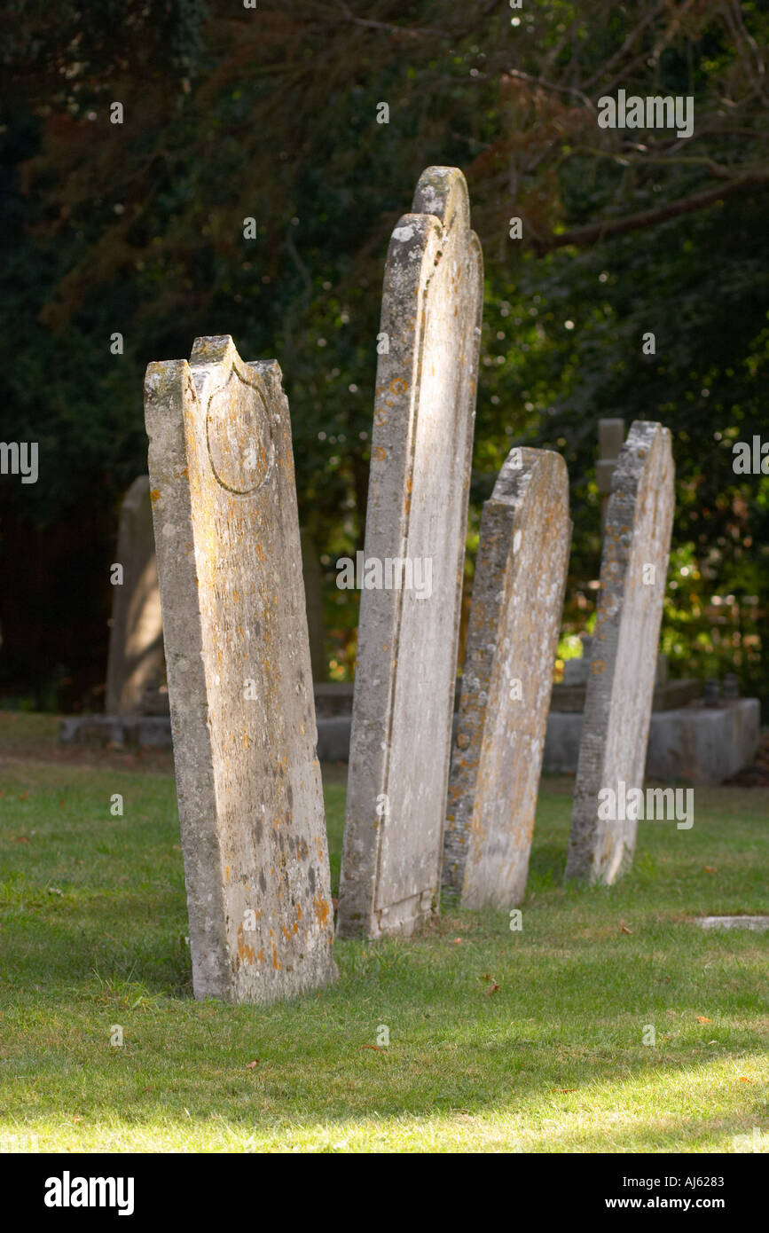 Grabsteine in einem englischen Landhaus-Friedhof Stockfoto