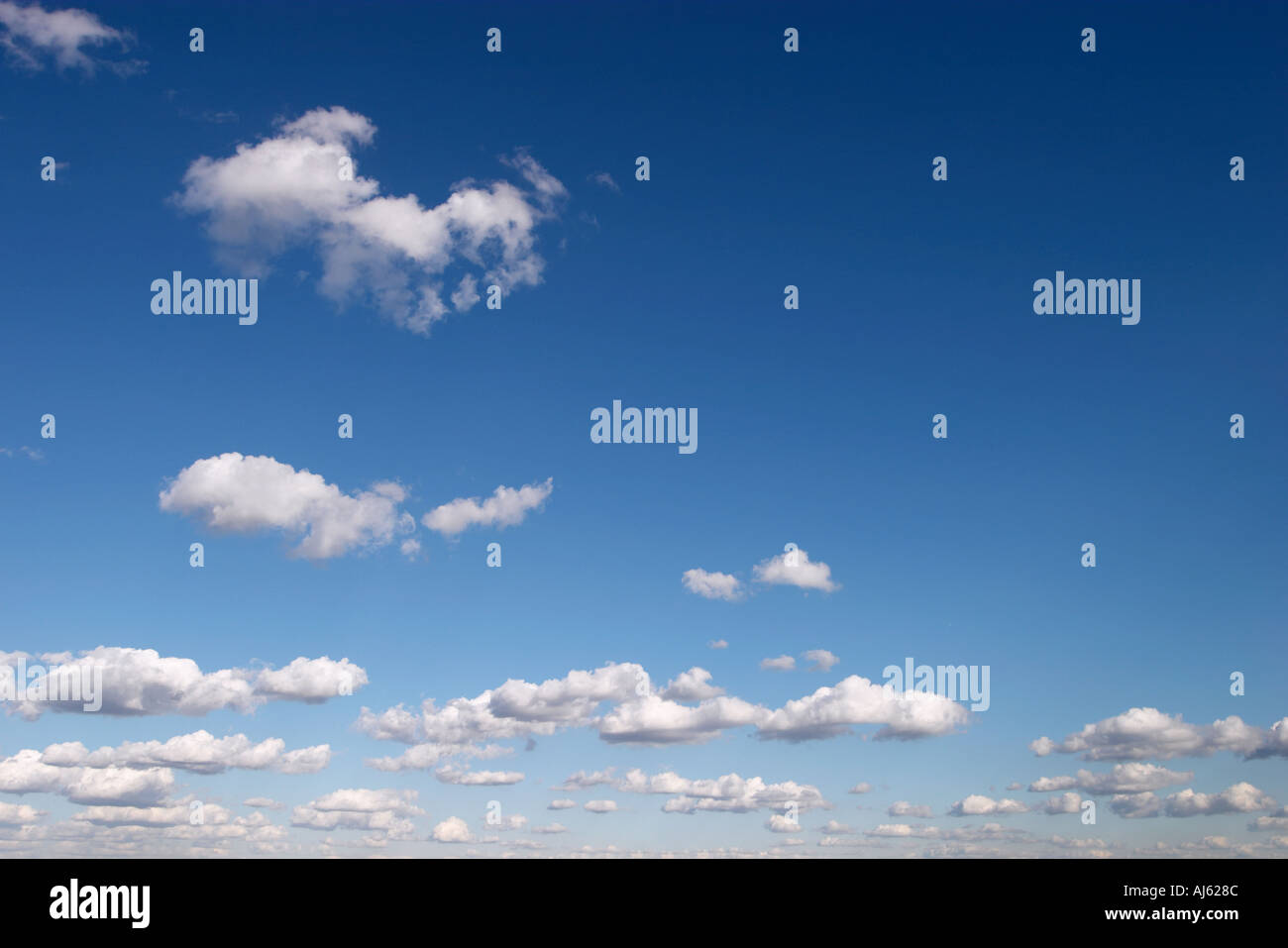 Weiße flauschige Wolken am blauen Himmel über St Albans, Hertfordshire, England Stockfoto