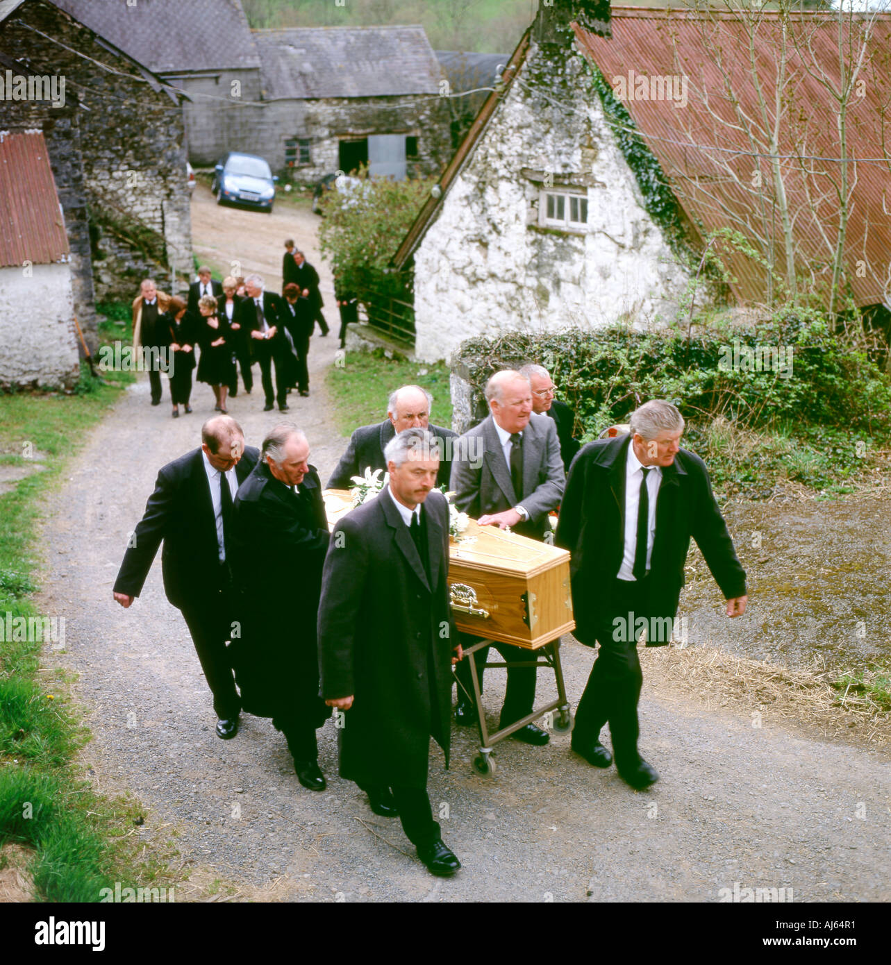 Pallbearers tragen Schatulle von traditionellen walisischen Bauernhaus zu einem Bauern Beerdigung Llanwrda Carmarthenshire Wales UK KATHY DEWITT Stockfoto