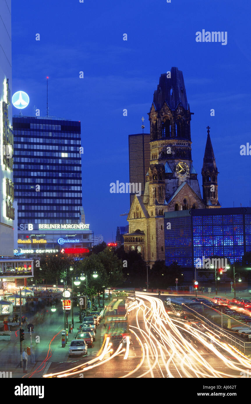 Verkehr an der Ku-Damm-Straße mit Kaiser-Wilhelm-Gedächtniskirche in Berlin, Deutschland Stockfoto