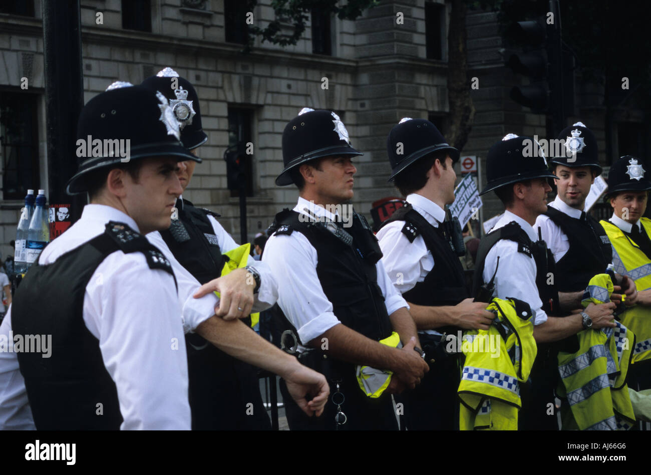 Linie der London Metropolitan Police Officers Stockfoto