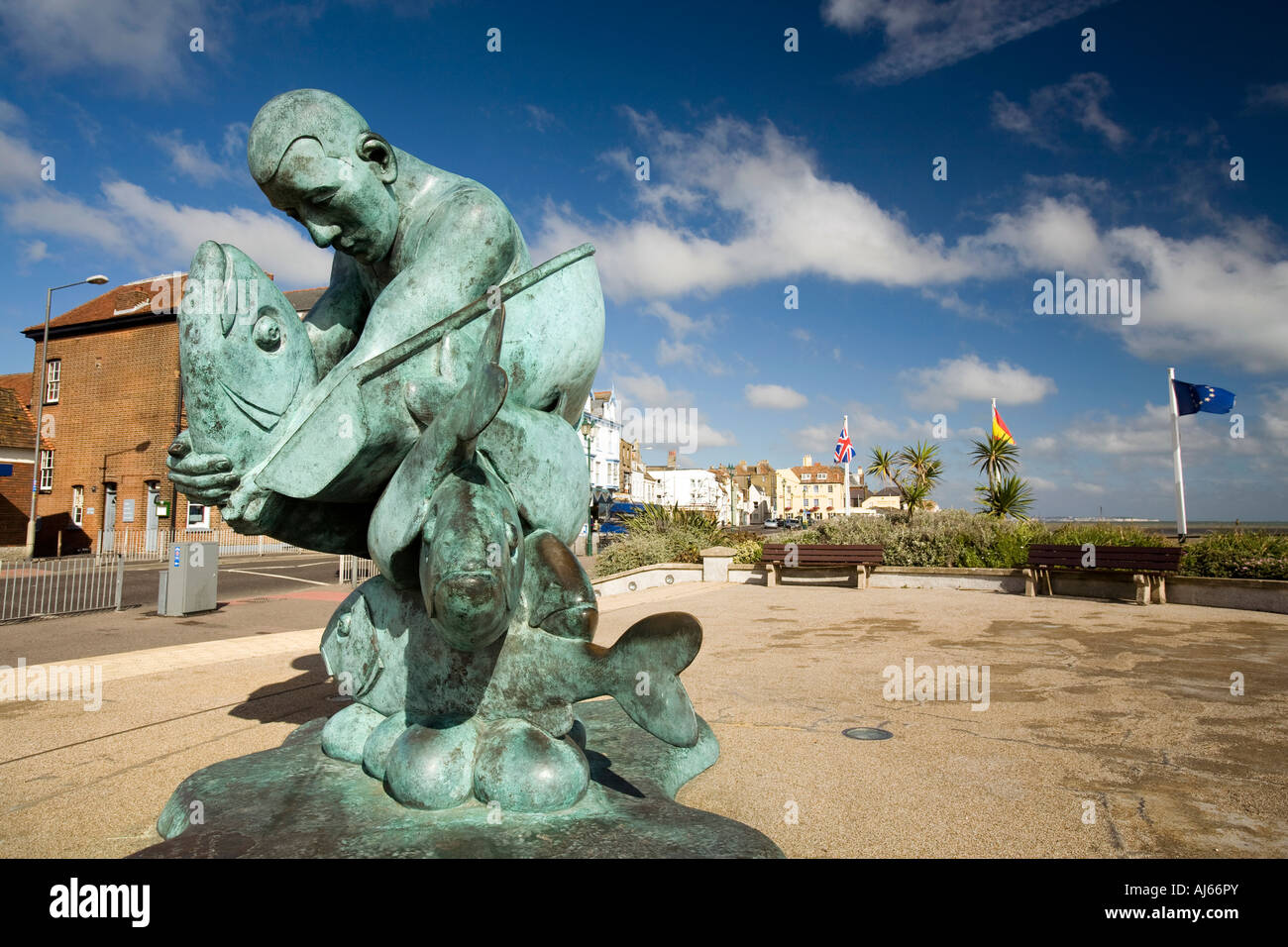 UK-Kent-Deal am Meer umarmt die Meer Bronze-Skulptur von Jon Buck außerhalb der Pier Stockfoto