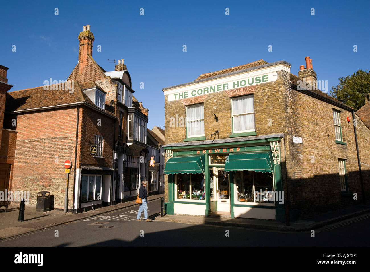 UK Kent Sandwich King Street The Corner House Brauer Schuhgeschäft in schmale Straße Stockfoto