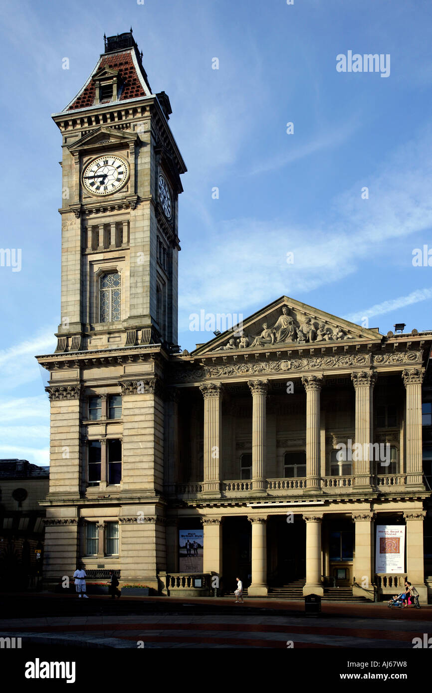 Das Birmingham Museum and Art Gallery in Chamberlain Quadrat Birmingham England mit Little Ben Uhrturm Stockfoto