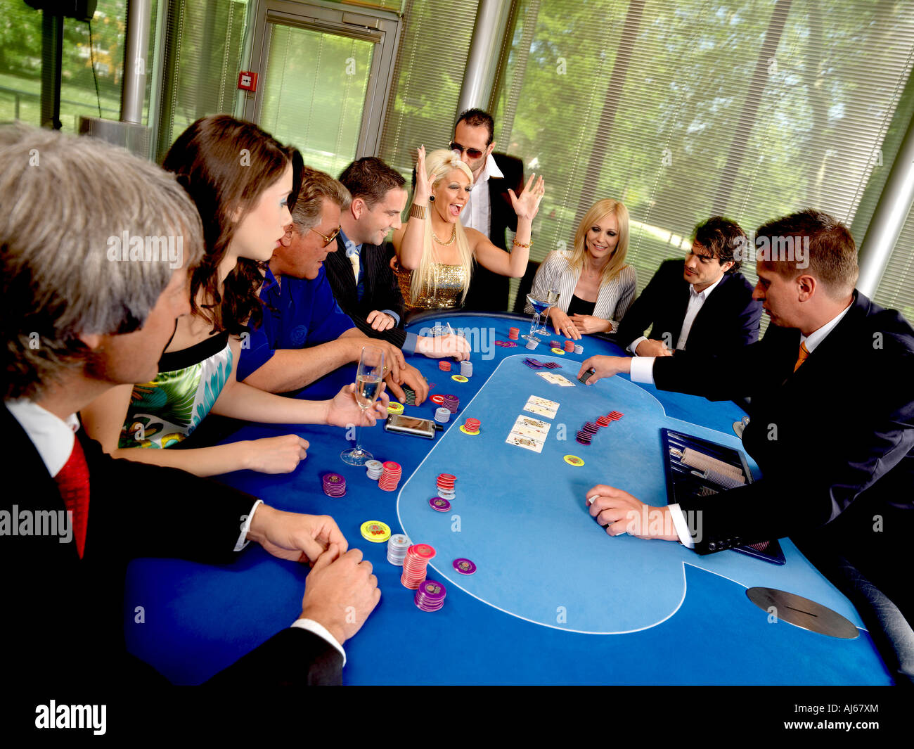 Menschen, die ein Kartenspiel in einem Casino spielen Stockfoto