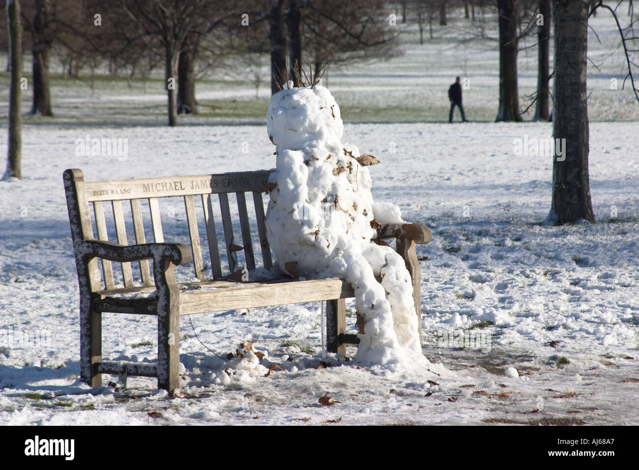 Sitzen auf Bank im Hyde Park in London-London-England-Großbritannien-UK Winter Schneemann Stockfoto