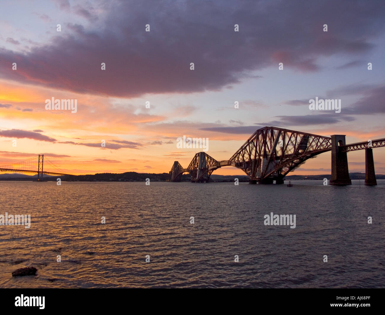 Forth bridges Sonnenuntergang aus South Queensferry Schottland Stockfoto