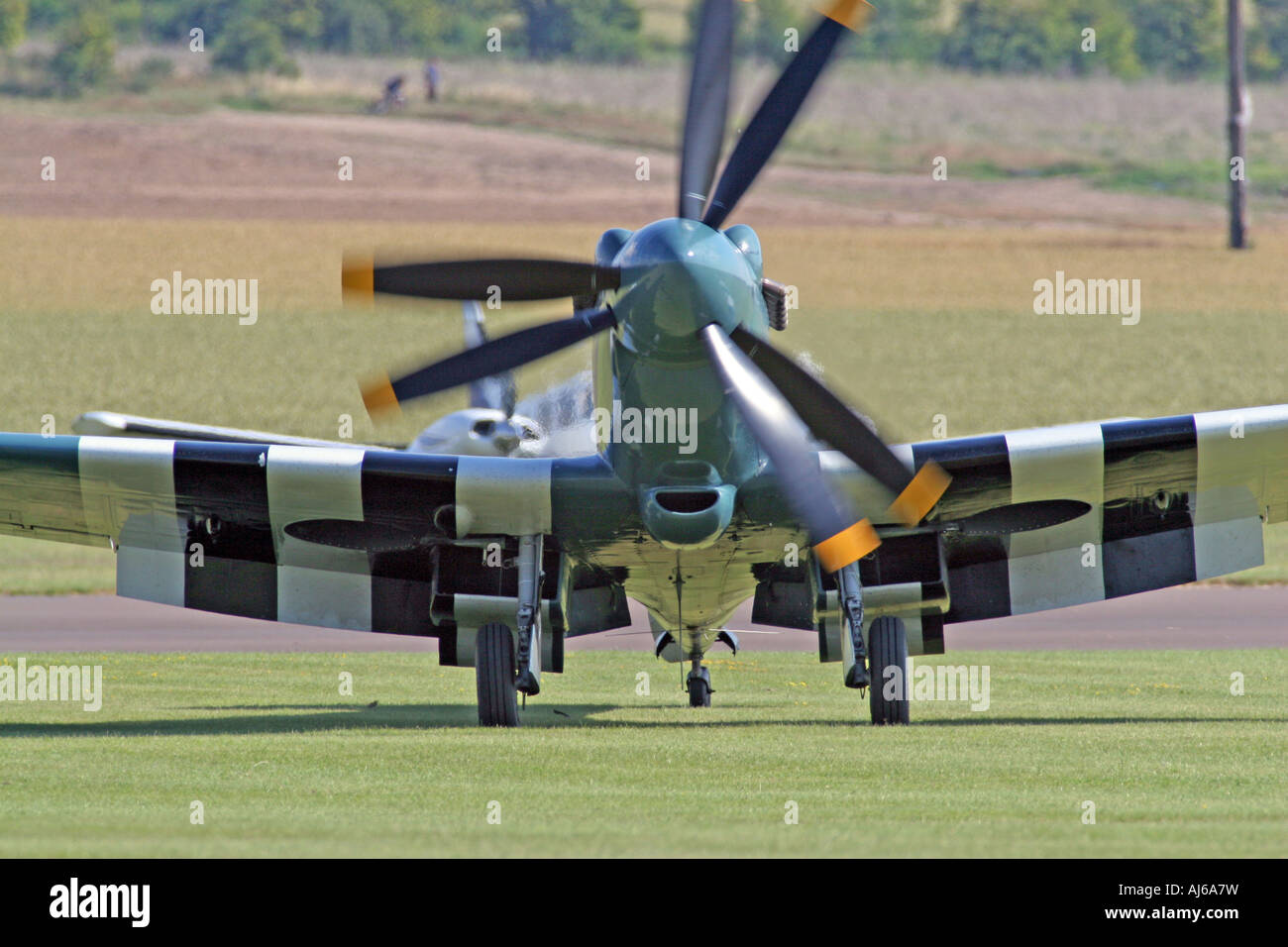 Griffon engined Spitfire mit Contra-rotierenden Propellern Besteuerung Duxford Airfield England UK Stockfoto