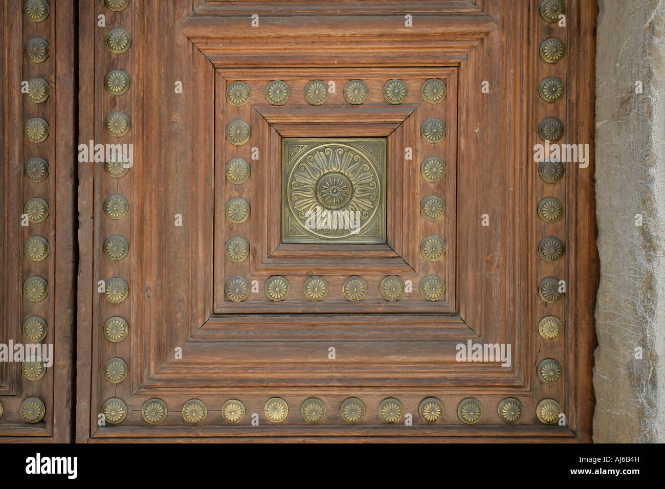 Eine Detail-Aufnahme einer schweren Holztür mit Messing-Verzierungen in La Alhambra in Granada s alten Abschnitt Stockfoto