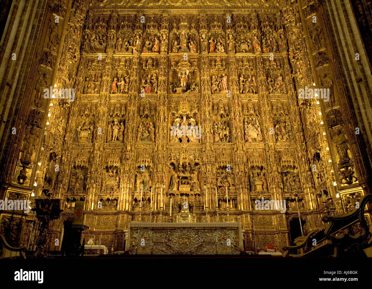 Die beeindruckenden reich verzierte vergoldete Altar in der Kathedrale von Sevilla-Sevilla Spanien Stockfoto