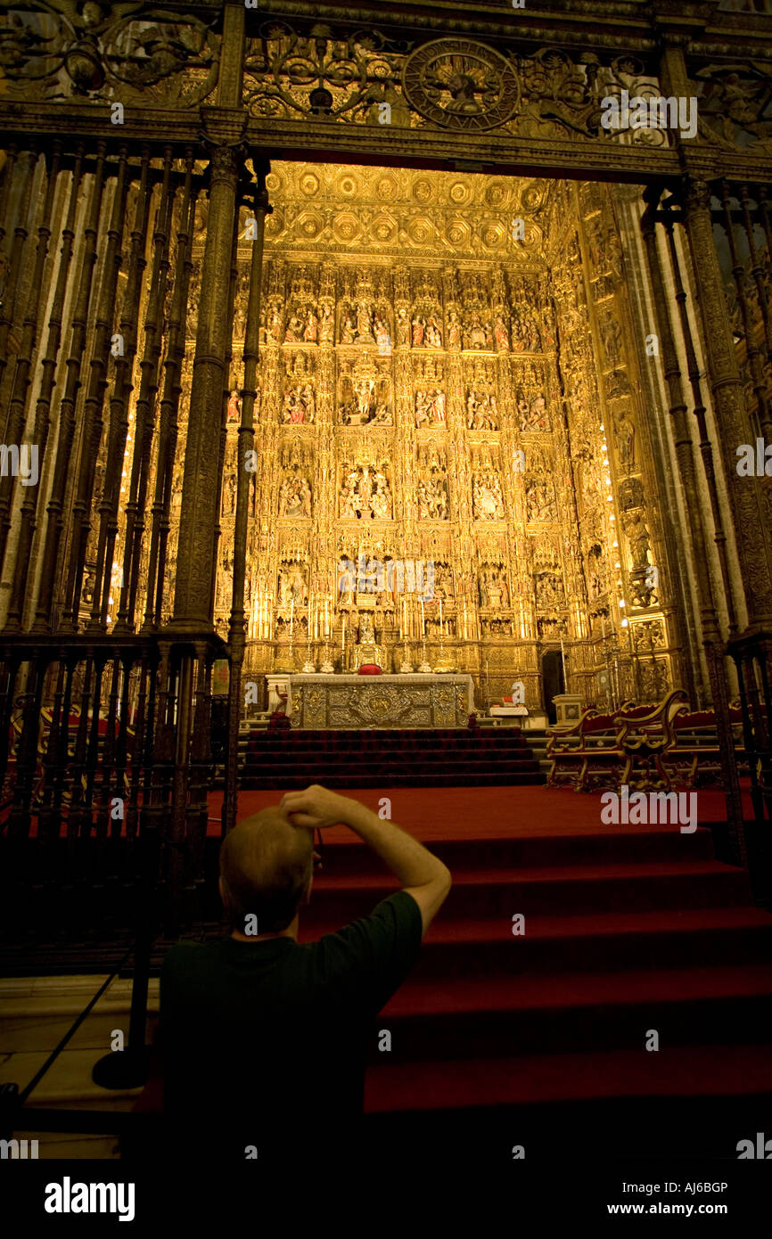Ein Tourist fotografiert die beeindruckende verzierten gold vergoldeten Altar im Inneren der Kathedrale von Sevilla-Sevilla Spanien. Stockfoto