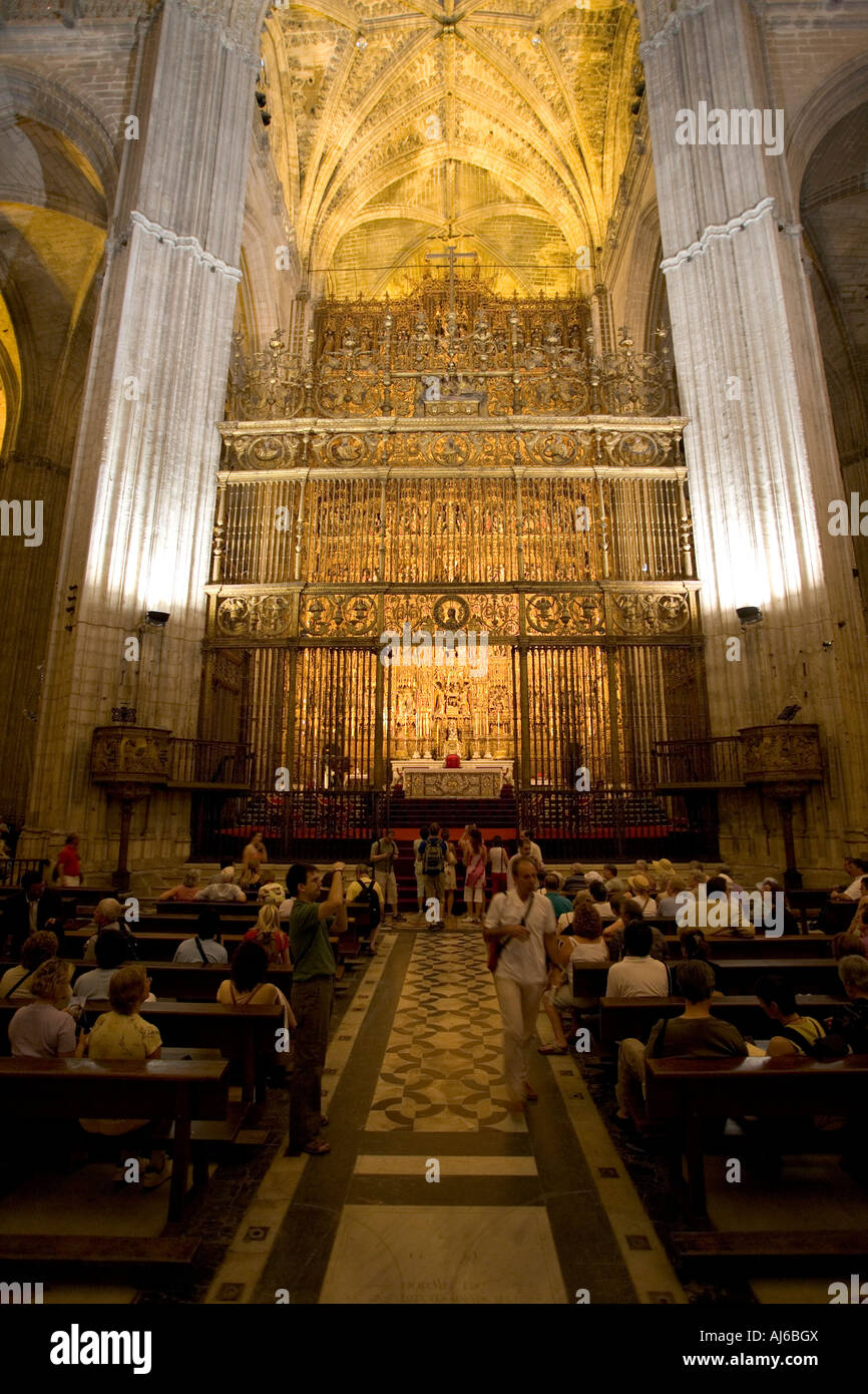 Touristen schauen Sie sich die beeindruckende verzierten gold vergoldete Altar im Inneren der Kathedrale von Sevilla-Sevilla Spanien Stockfoto