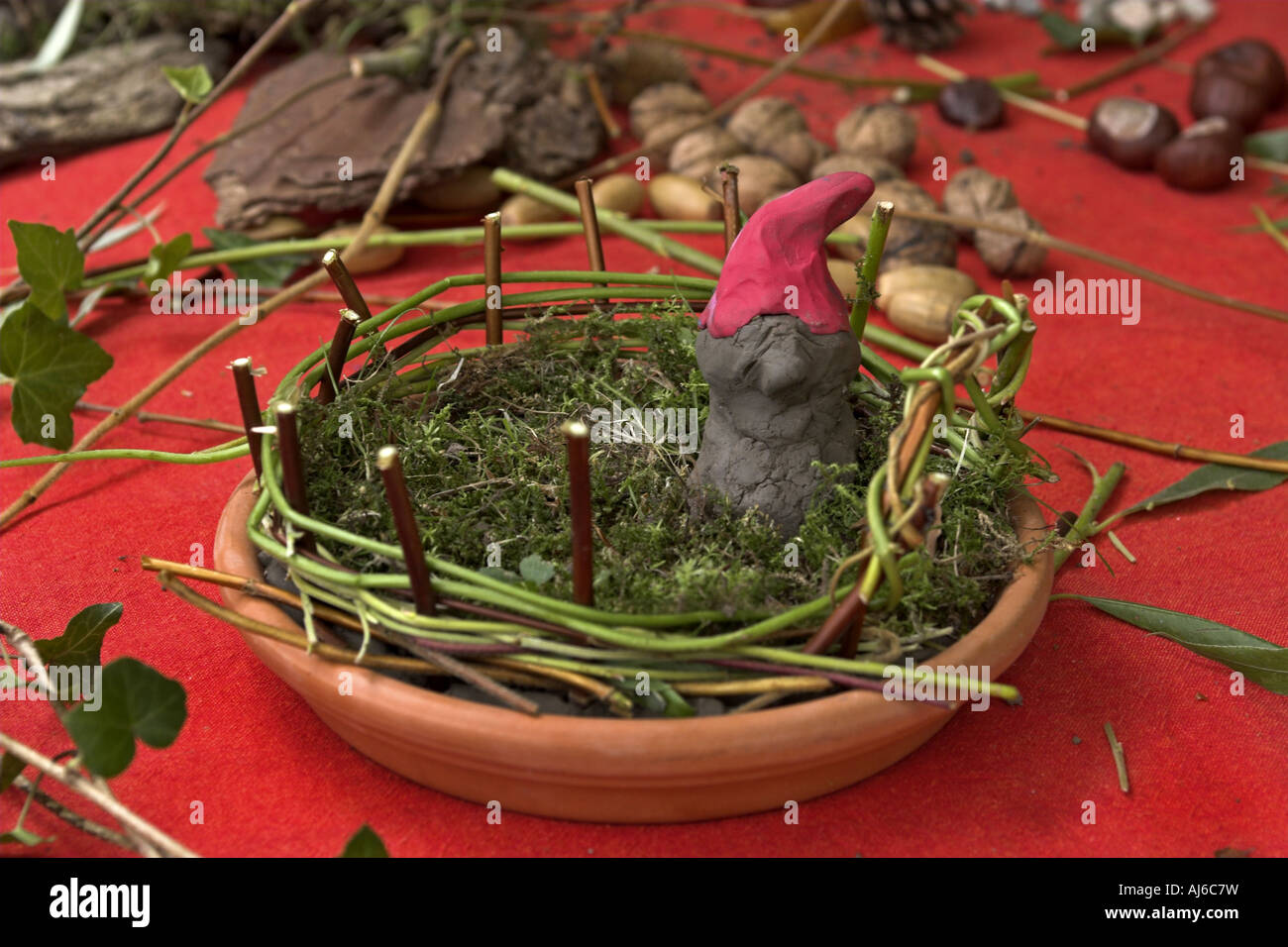 Kind Handikrafting mit Naturmaterialien Stockfoto