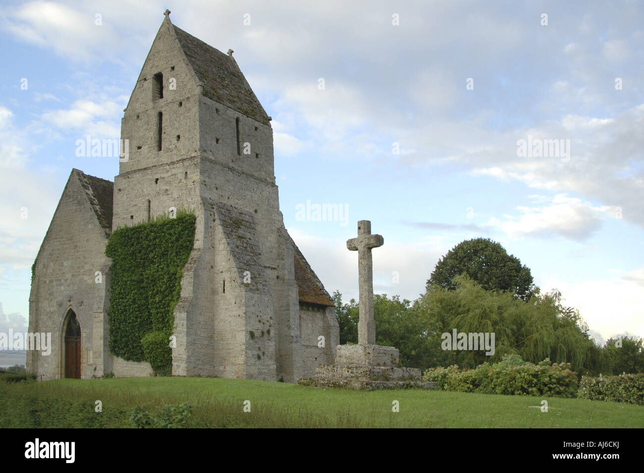 romanische Wehrkirche, Cricqueboeuf, Calvados, Normandie, Frankreich Stockfoto