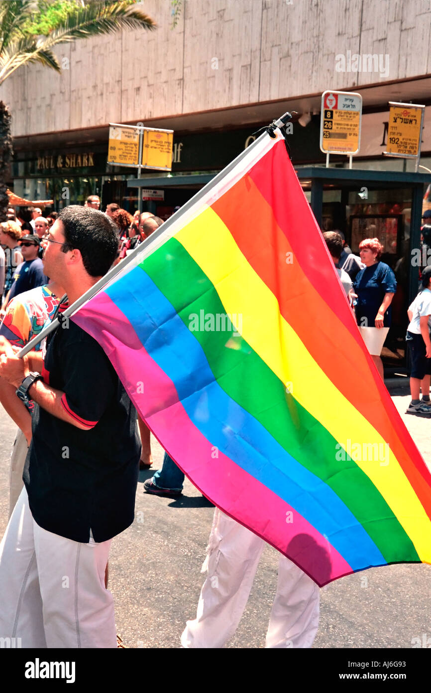 Israel, Tel Aviv, junge Mann stolz tragen die Homosexuell Flagge. Mai 2005 Stockfoto