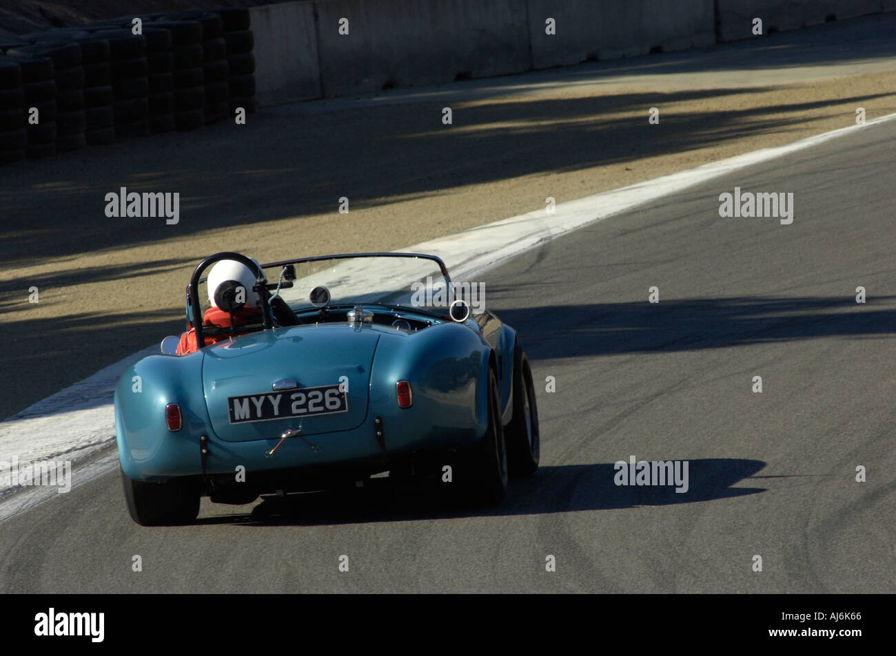 Lawrence Bowman Rennen seine 1964 Cobra FIA bei der 32. Rolex Monterey Historic Automobil Rennen 2005 Stockfoto