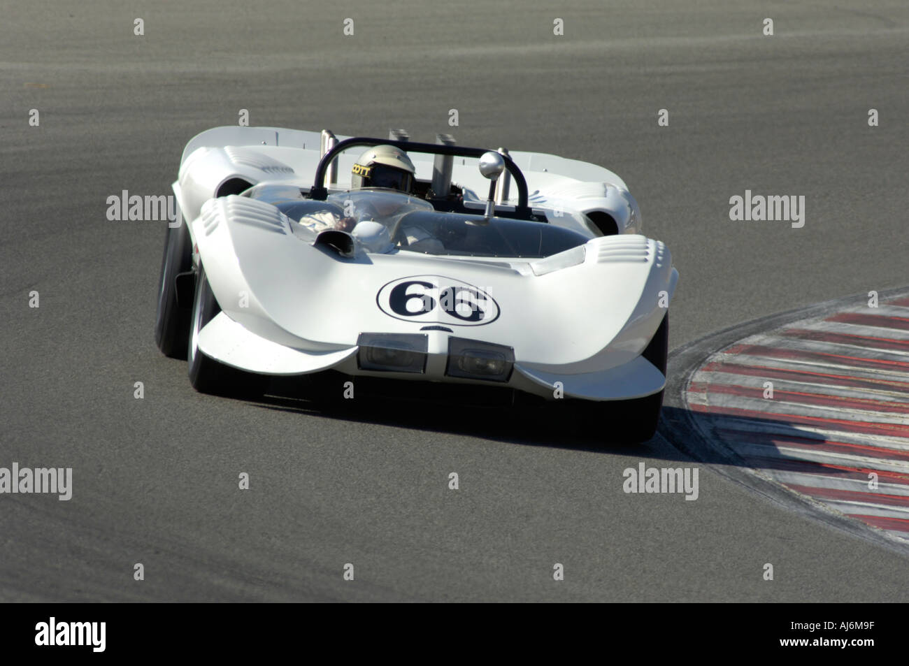 Jim Hall fährt die Chaparral 2 auf der 32. Rolex Monterey Historic Automobil Rennen 2005 Stockfoto