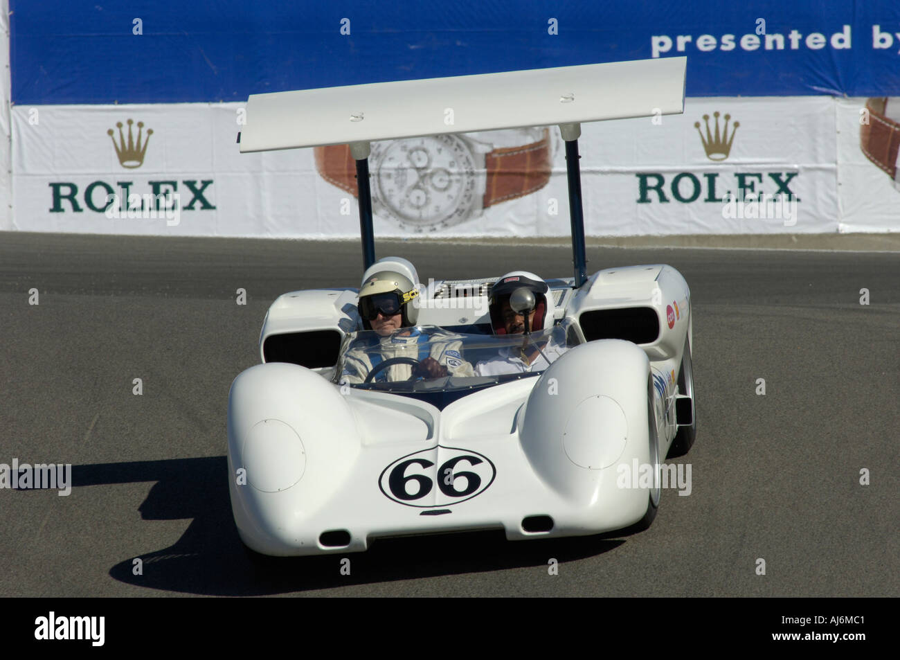 Jim Hall fährt eine Chaparral 2E auf der 32. Rolex Monterey Historic Rennen 2005 Stockfoto