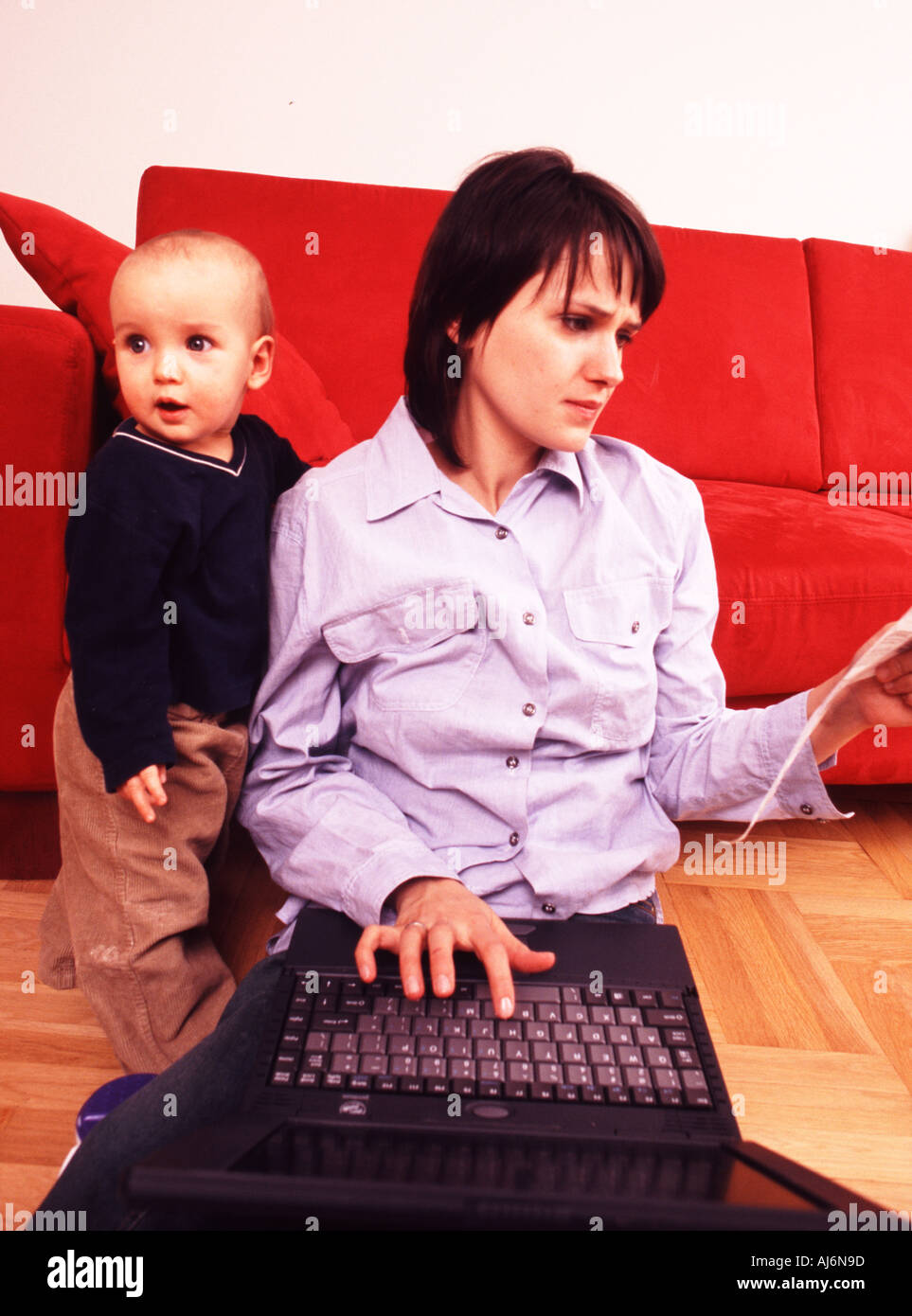 Frau mit einem Kind zu Hause. Stockfoto