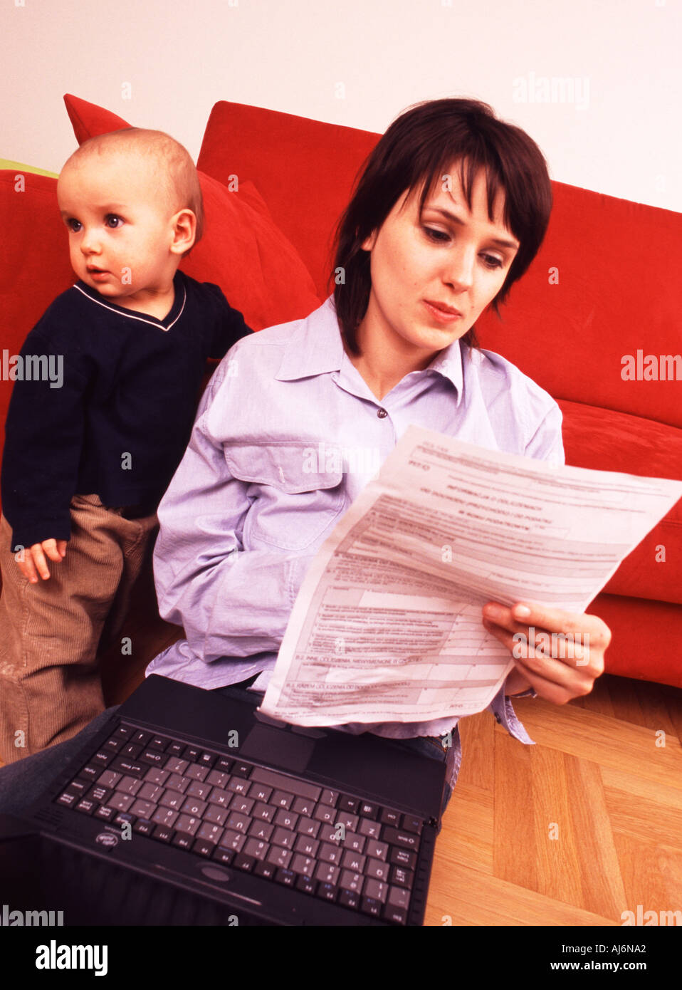 Frau mit einem Kind zu Hause. Stockfoto