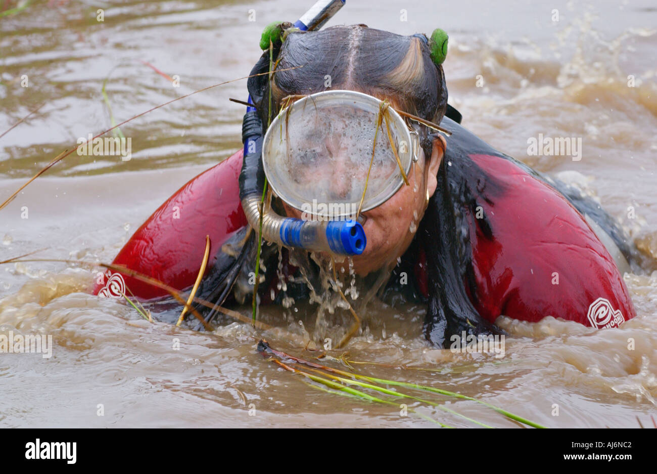 Irlands Julia Galvin im Wettbewerb mit den Weltmeisterschaften Bog Schnorcheln bei Llanwrtyd Wells Powys Wales UK Stockfoto