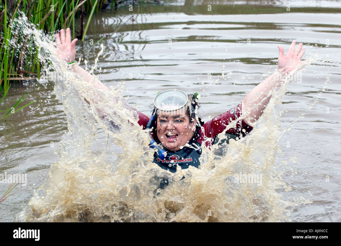 Irlands Julia Galvin im Wettbewerb mit den Weltmeisterschaften Bog Schnorcheln bei Llanwrtyd Wells Powys Wales UK Stockfoto
