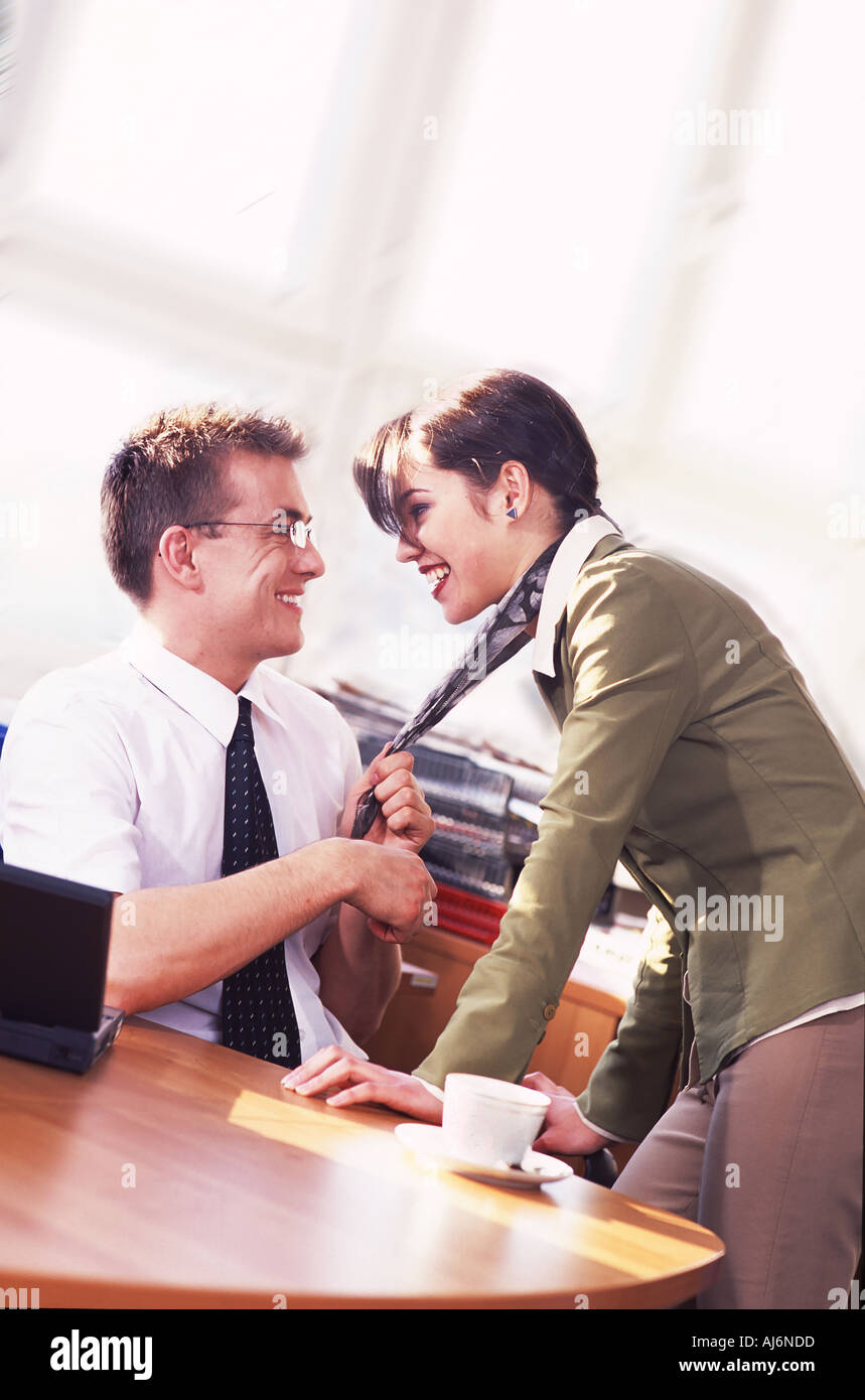 Mann 25 30 Frau 25 30 Rand dunkel behaarte Brünette Pferdeschwanz Jacke Schal wickeln Schal ziehen Kragensteg Stockfoto