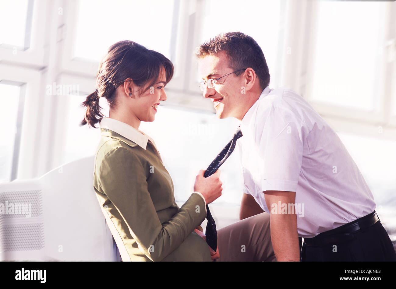 Mann 25 30 Frau 25 30 Rand dunkel behaarte Brünette Pferdeschwanz Jacke Kragen ziehen stehen stehen schlanke schiefen Stockfoto
