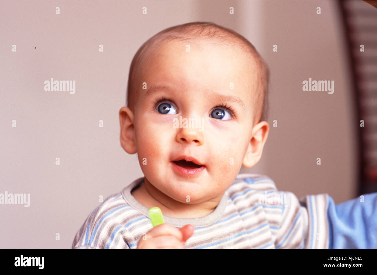 Kind Kleinkind 0-5 fair gehäutet blauen Augen Stand stehen frohes Lächeln Lächeln neugierig interessiert Haus Stockfoto