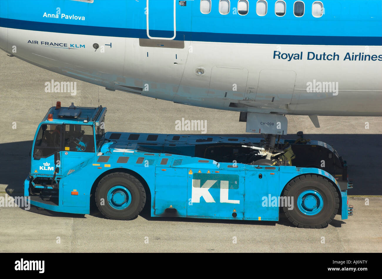 Ein Traktor und das Vorderrad ein KLM-MD-11 Flugzeug Stockfoto