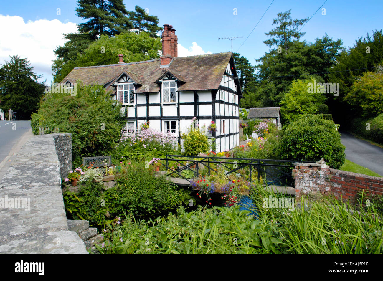 Malerische schwarzen und weißen Holz gerahmte Ferienhaus am Fluss Pfeil am Eardisland Herefordshire England UK Stockfoto