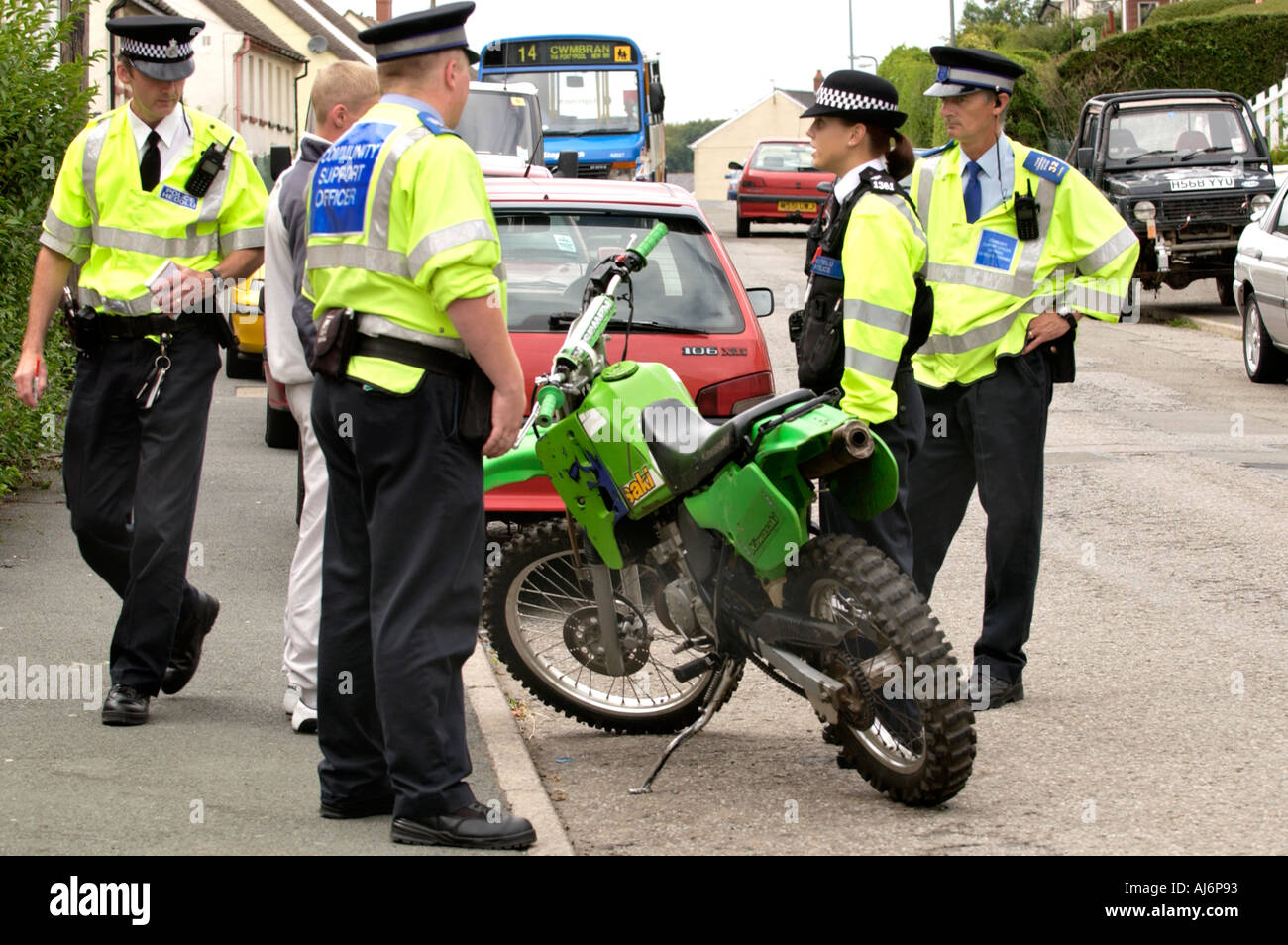 Polizei und Community Support Officers ergreifen ein Scrambler Motorrad auf der Autobahn in Großbritannien illegal verwendet wird Stockfoto