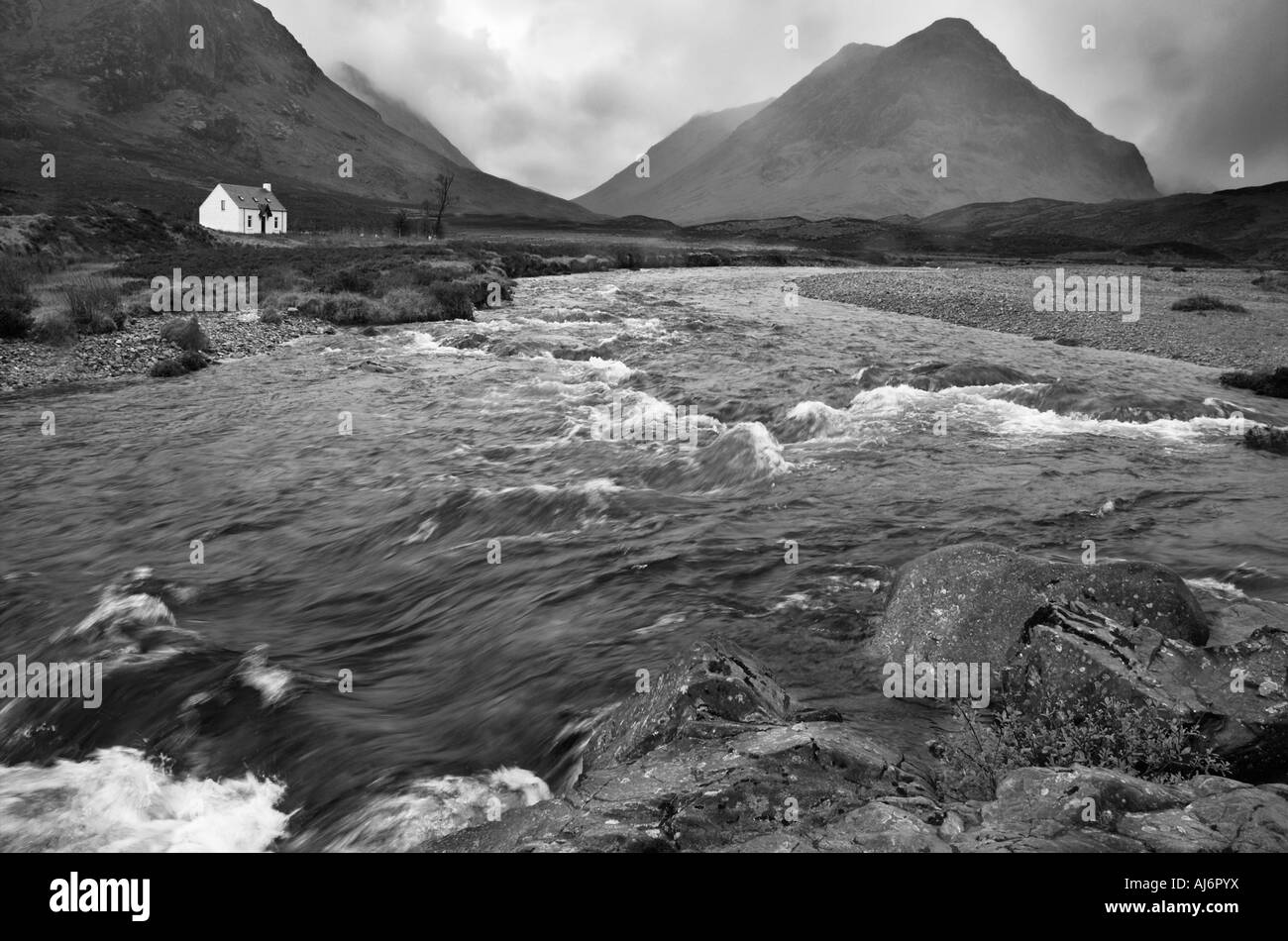 Lagangarbh Cottage und der Fluss Coupall in Glencoe Stockfoto