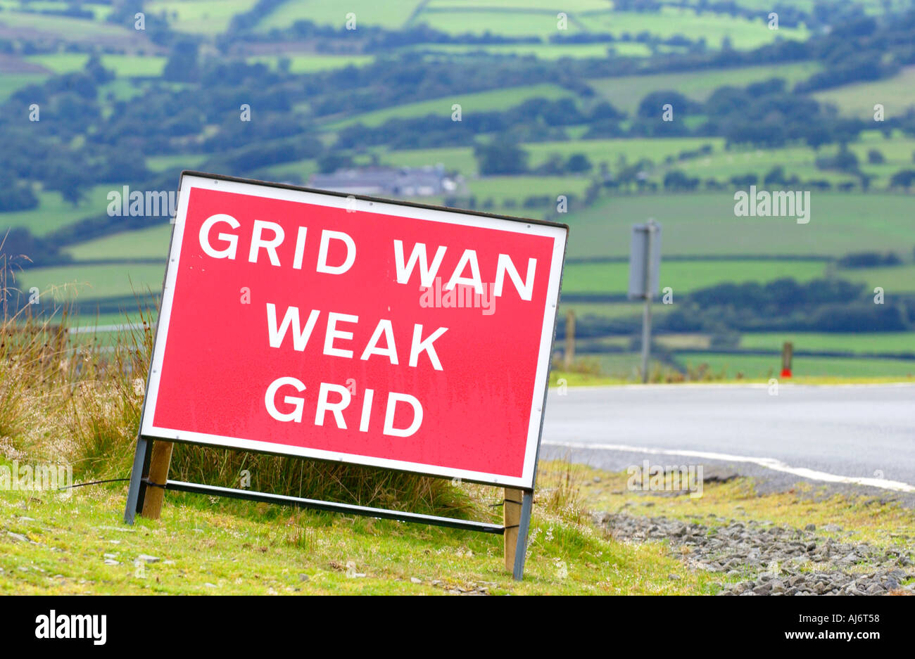 Zweisprachig Englisch Walisisch Zeichen für schwache Rinder Raster auf einer abgelegenen Straße mit Mynydd Eppynt nördlich von Brecon Powys Mid Wales UK Stockfoto