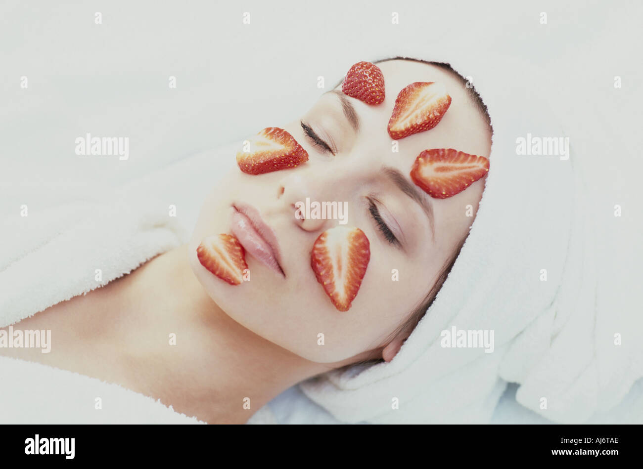 20-25-25-30 jungen Messe blassen Teint Haut weiße Wrapper Handtuch Schönheit Behandlung Gesicht Frau indoor Stockfoto