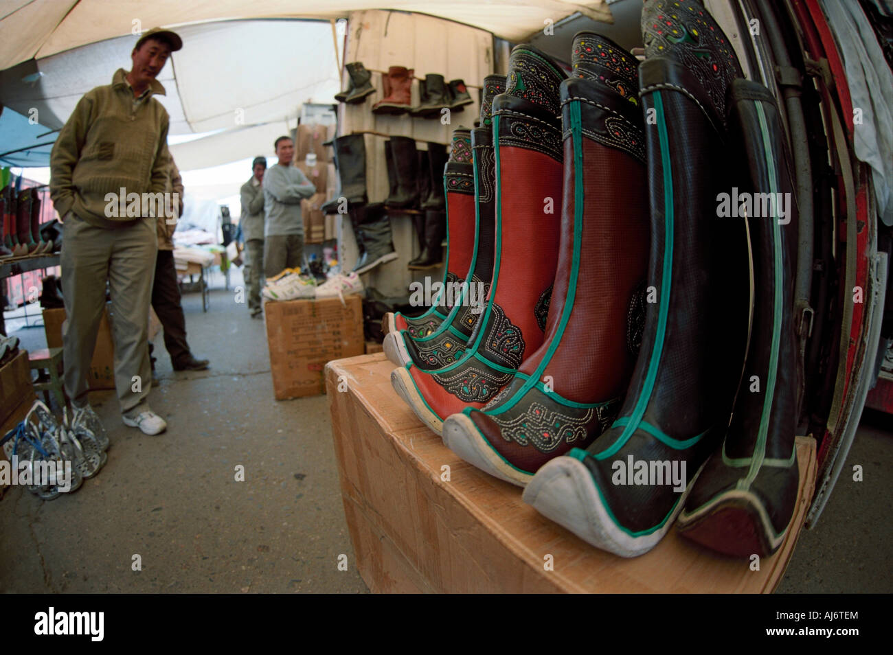 Mongolischen nationalen Stiefel Gutuls. Khovd Stadt öffentlichen Markt. Mongolei Stockfoto