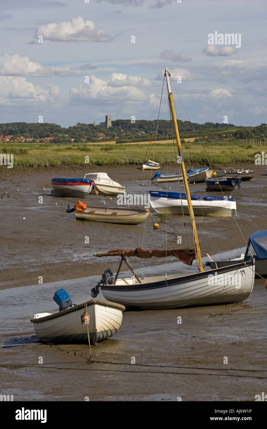 Morston Kai und Blakeney Dorf und Kirche im Hintergrund North Norfolk Stockfoto