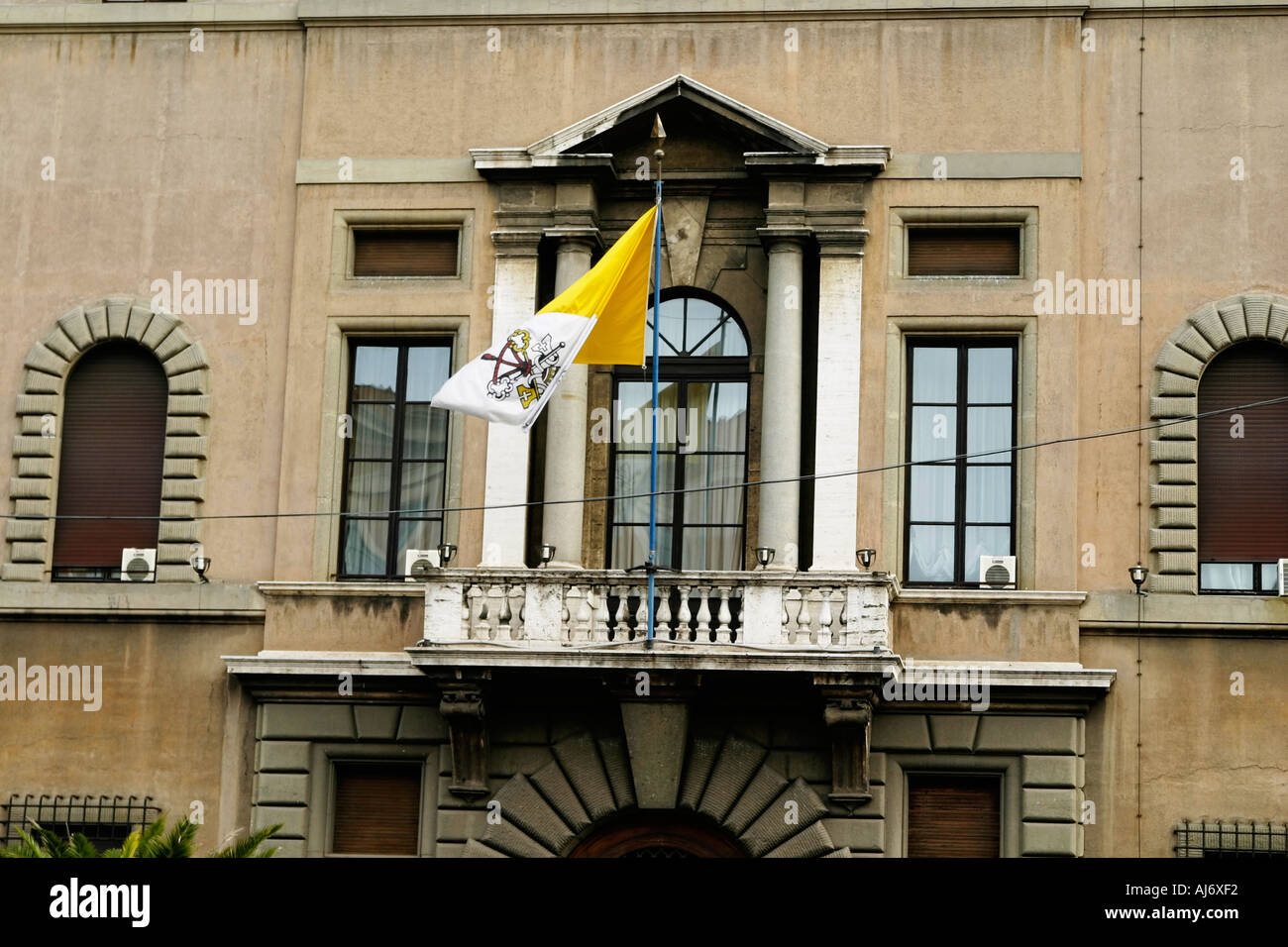 Fenster mit Flagge Vatikan Italien Stockfoto
