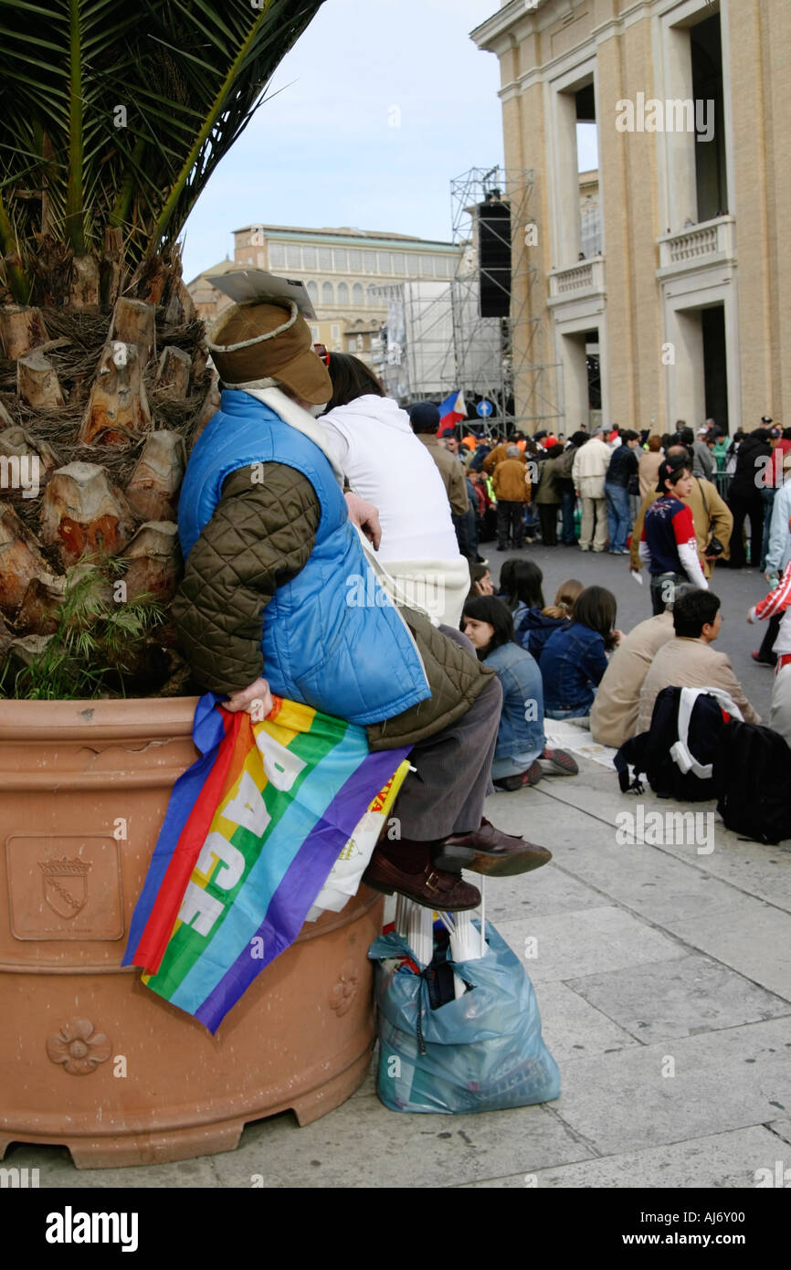 Mann, sitzend mit Frieden Flagge Vatikan Italien Stockfoto