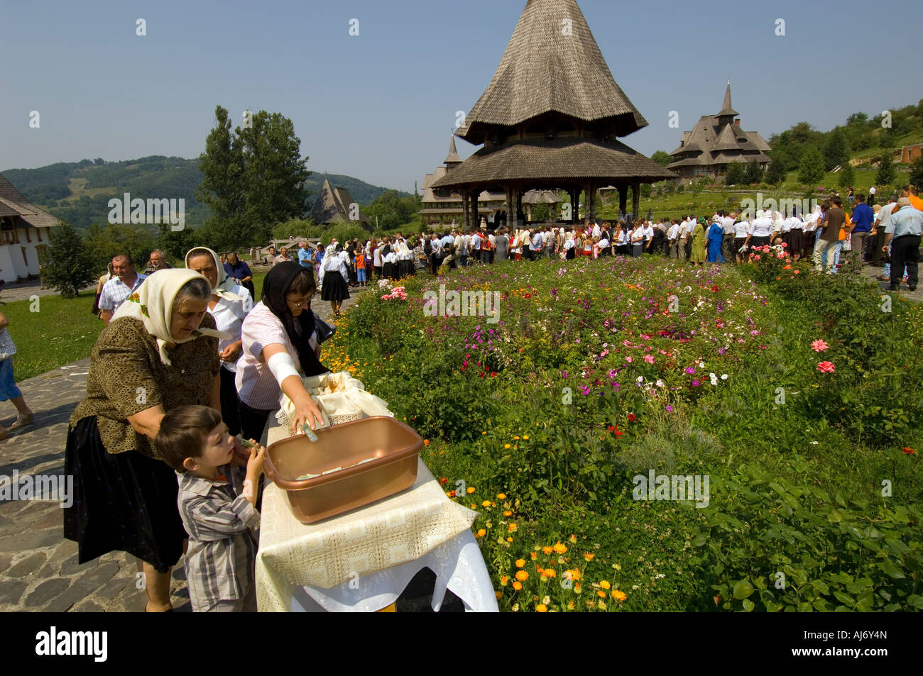 Dorfbewohner, die an der Messe im Kloster Barsana, Barsana, Maramures, Rumänien Stockfoto