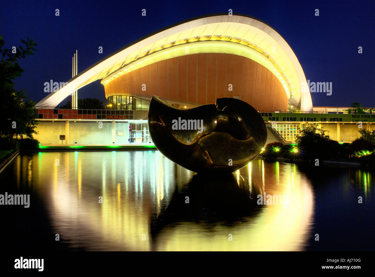 Berlin. HKW. Haus der Kulturen der Welt. Ehemalige Kongresshalle. Kongresshalle in Berlin Tiergarten. Skulptur von Henry Moore. Stockfoto