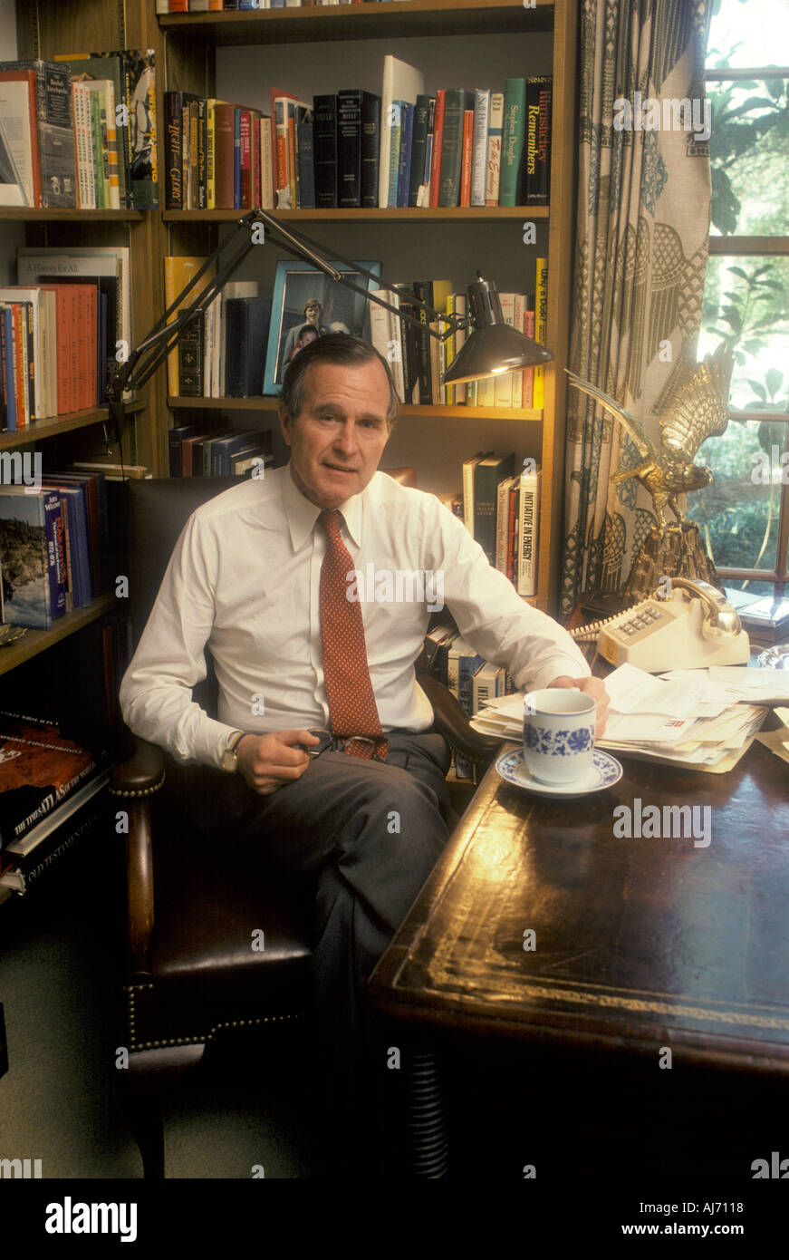 George Herbert Walker Bush 41. U.S. Präsident zu Hause in Bibliothek Stockfoto